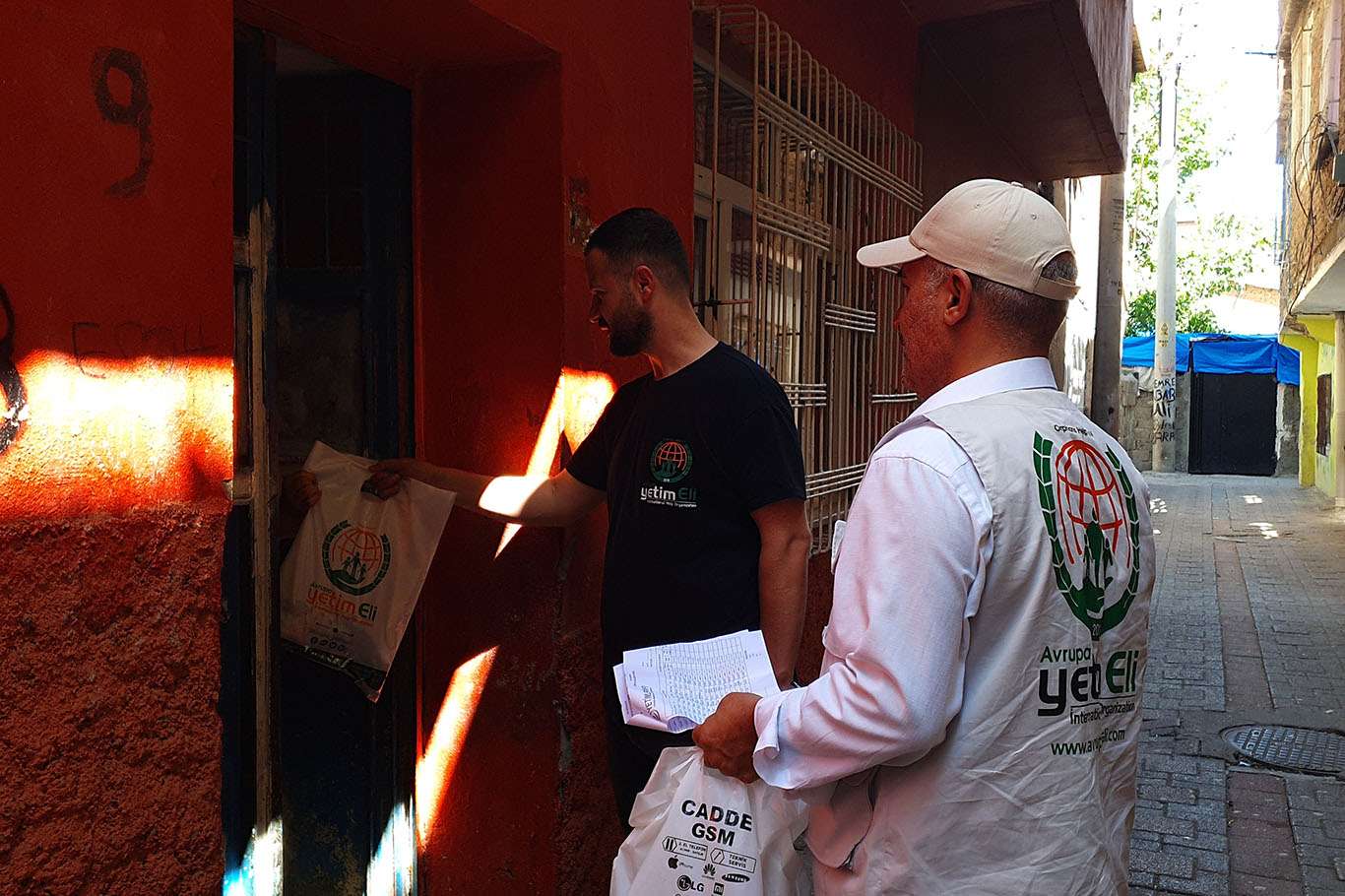 Avrupa Yetim Eli Türkiye'de dağıttığı kurban etleriyle binlerce aileyi sevindirdi